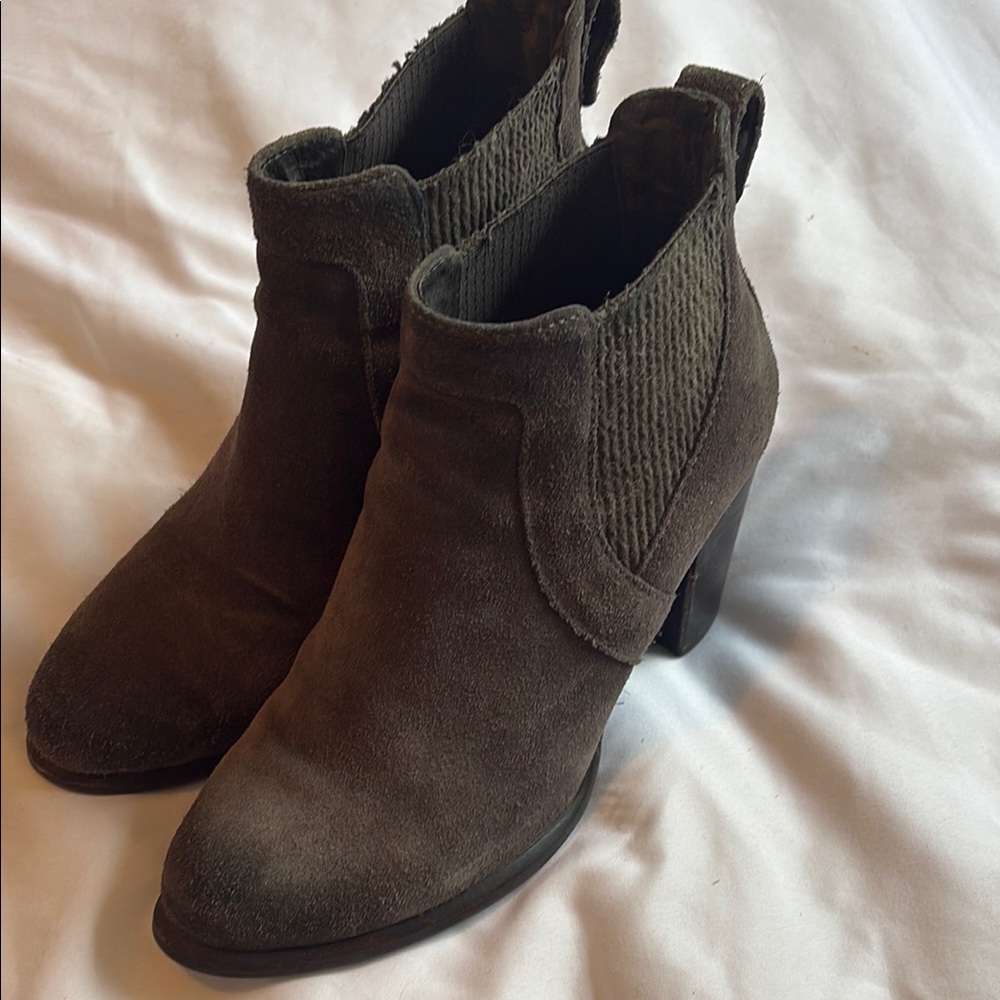 UGG Brown leather/suede Ankle Booties with Chunky Heel
